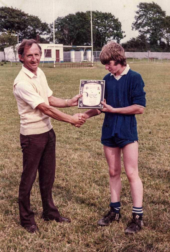 Co. Og Sport Final 1984 Tom Donovan presents the winners’ trophy to Laune Rangers Captain, Timmy Fleming.